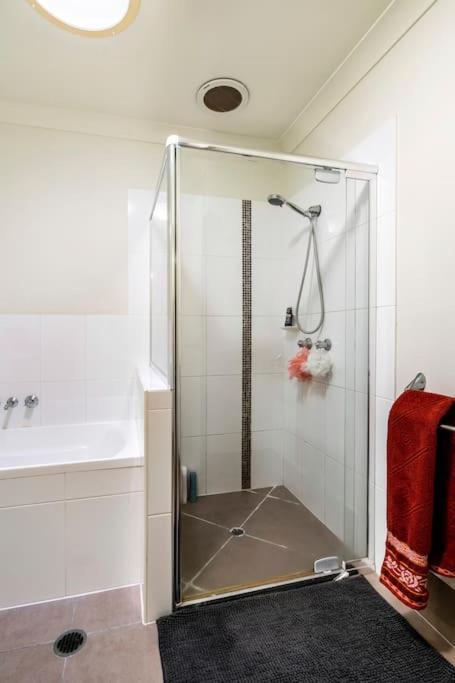 Room With Separate Bath In Shared Homestay Redcliffe Kültér fotó