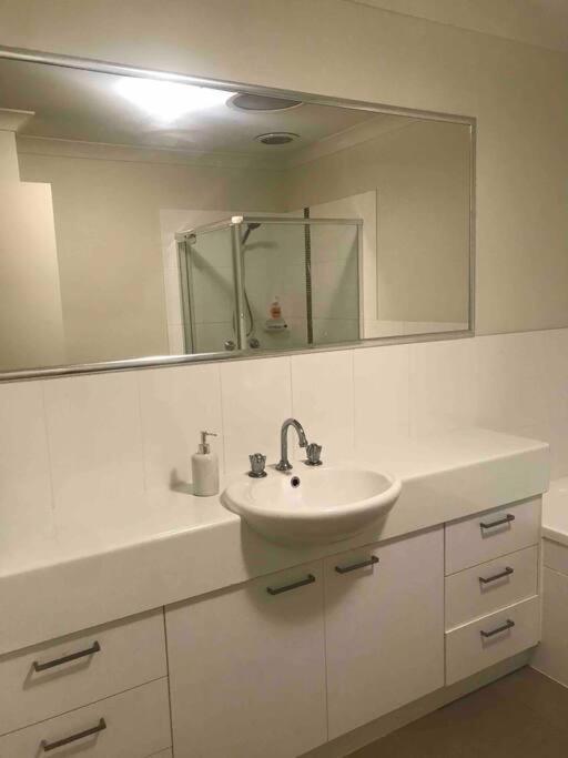 Room With Separate Bath In Shared Homestay Redcliffe Kültér fotó